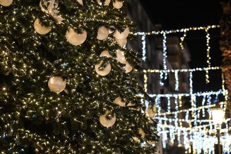 Il 7 dicembre si illumina il maxi albero di Natale in piazza Portanova